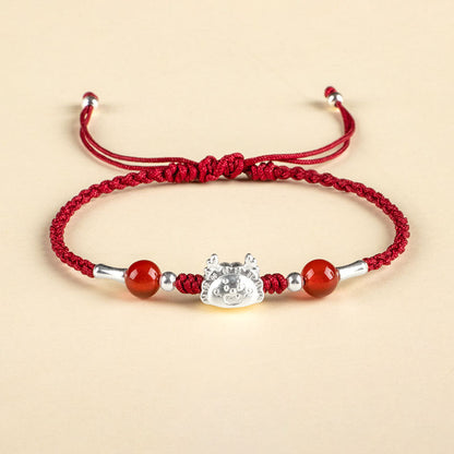 Pulsera artesanal de plata de ley 999 con el personaje Fu del año del dragón y ágata roja de Mythstone