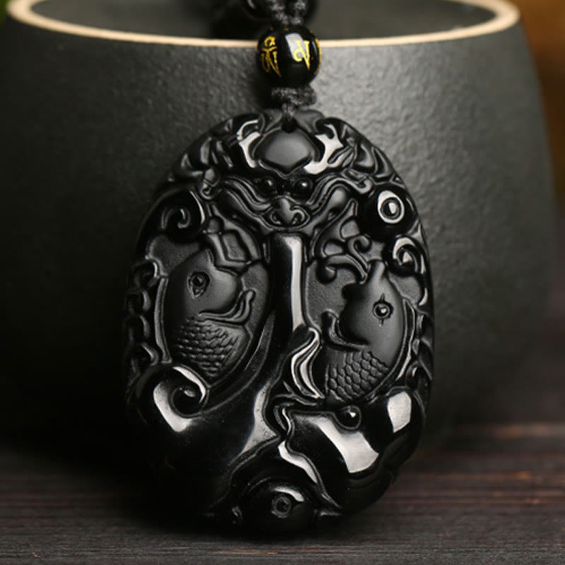 Collar con colgante de fuerza y ​​cumplimiento con cuentas de pez koi de obsidiana negra Mythstone 