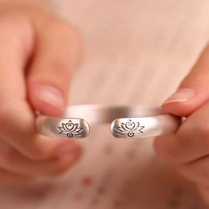 Pulsera de cobre blanco con sutra del corazón y flor de loto de Mythstone