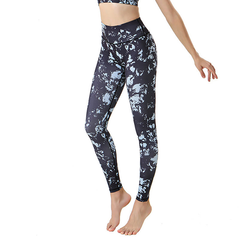 Leggings deportivos de cintura alta con estampado de hojas de arce y manchas de Mythstone para mujer 