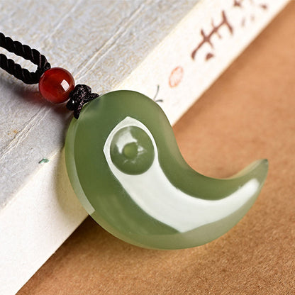 Collar con colgante de hilo con bendición de protección de jade blanco y jade cian y Yin Yang de Mythstone 