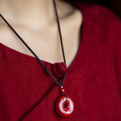 Colgante de collar con hebilla de paz y bendición de la calma de Mythstone Cinnabar