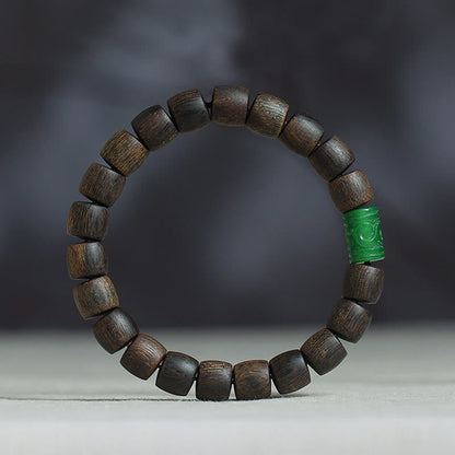 Pulsera de meditación de fuerza ósea tibetana con Buda sonriente y jade cian de ágata roja de madera de agar Bai Qinan de Mythstone Nha Trang