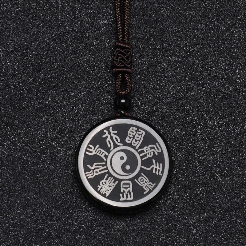 Colgante de collar Yin Yang de purificación tallado con mantra de nueve caracteres de las cinco montañas sagradas del taoísmo de obsidiana negra de Mythstone