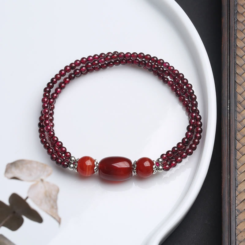 Pulsera de protección de triple capa de ágata roja y granate natural Mythstone