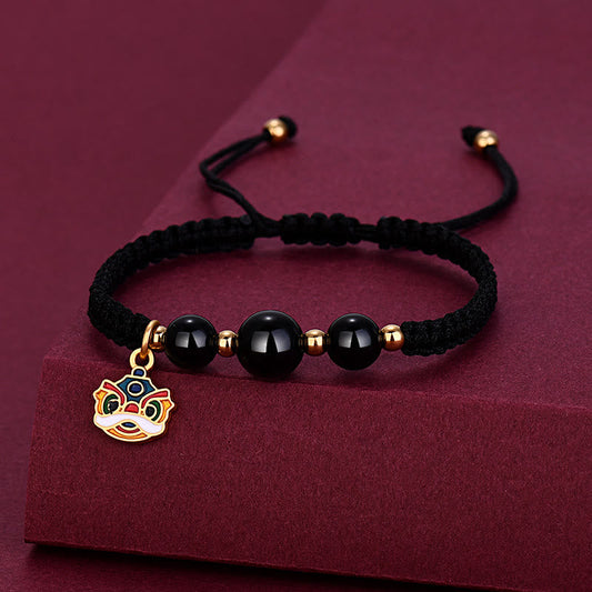 Pulsera de la suerte con león danzante y cuentas de ónix negro hecha a mano de Mythstone