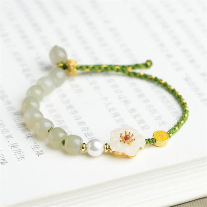 Pulsera de la suerte con jade hetiano natural y flor de durazno en plata de ley 925 Mythstone