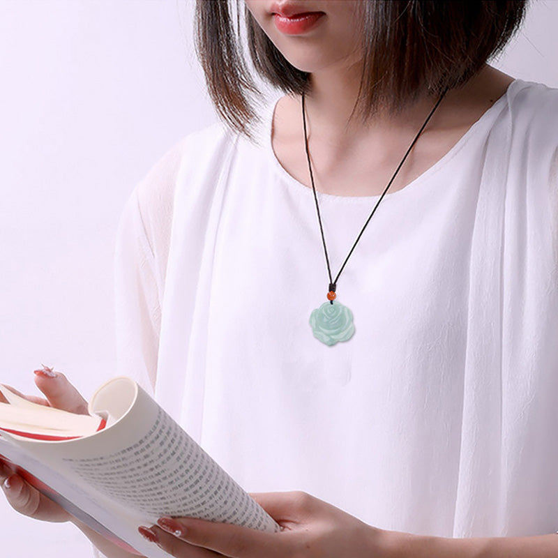 Collar con colgante de hilo de jade con diseño de loto y abundancia y prosperidad de Mythstone