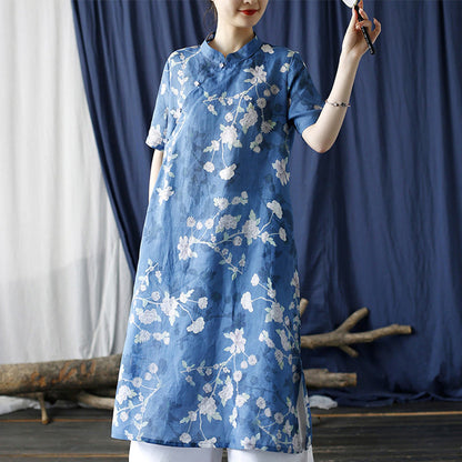 Vestido cheongsam de manga corta con ramas y flores azules y blancas de lino y ramio de Mythstone 