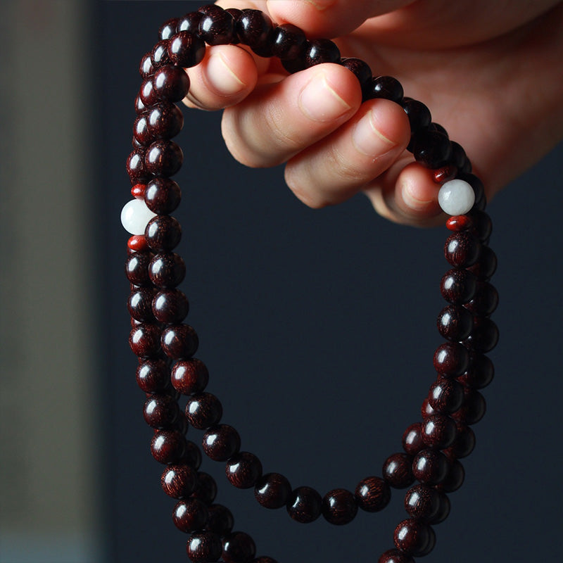 Pulsera de equilibrio tibetano con mala de loto y sándalo rojo y hojas pequeñas de MythStone 