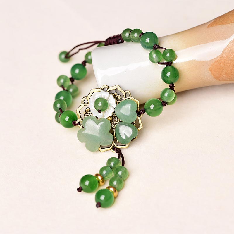 Pulsera de jade verde natural con flor colgante y suerte de Mythstone