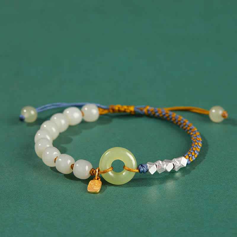 Pulsera con dijes de suerte y felicidad con hebilla de paz de jade hetiano en plata de ley 925 de Mythstone