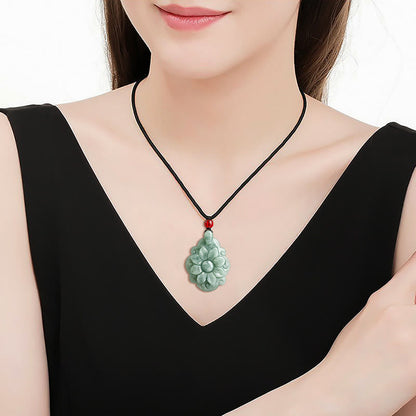 Colgante de collar con diseño de flor de Kalanchoe blossfeldiana de jade natural Mythstone 