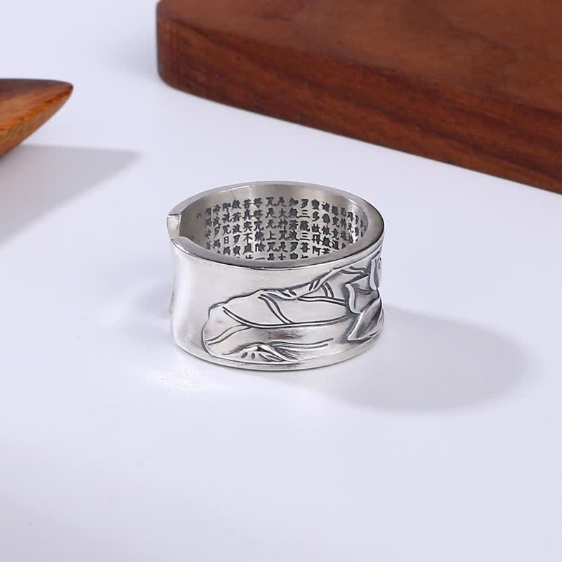 Anillo de protección con sutra del corazón y flor de loto en plata de ley 999 de Mythstone