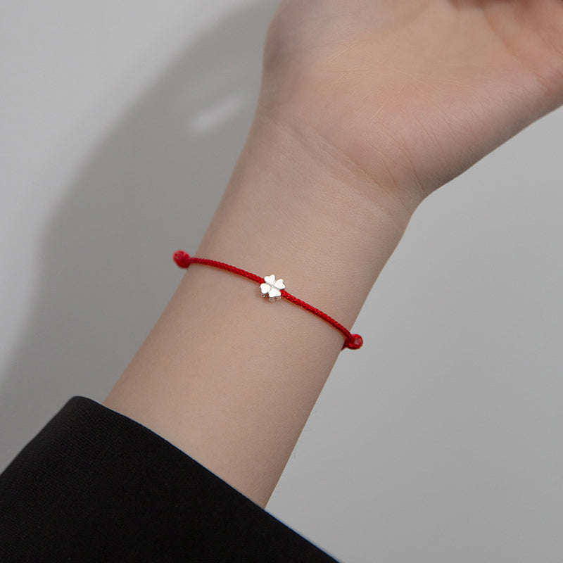 Pulsera de cuerda roja con trébol de cuatro hojas en plata de ley 925 de Mythstone