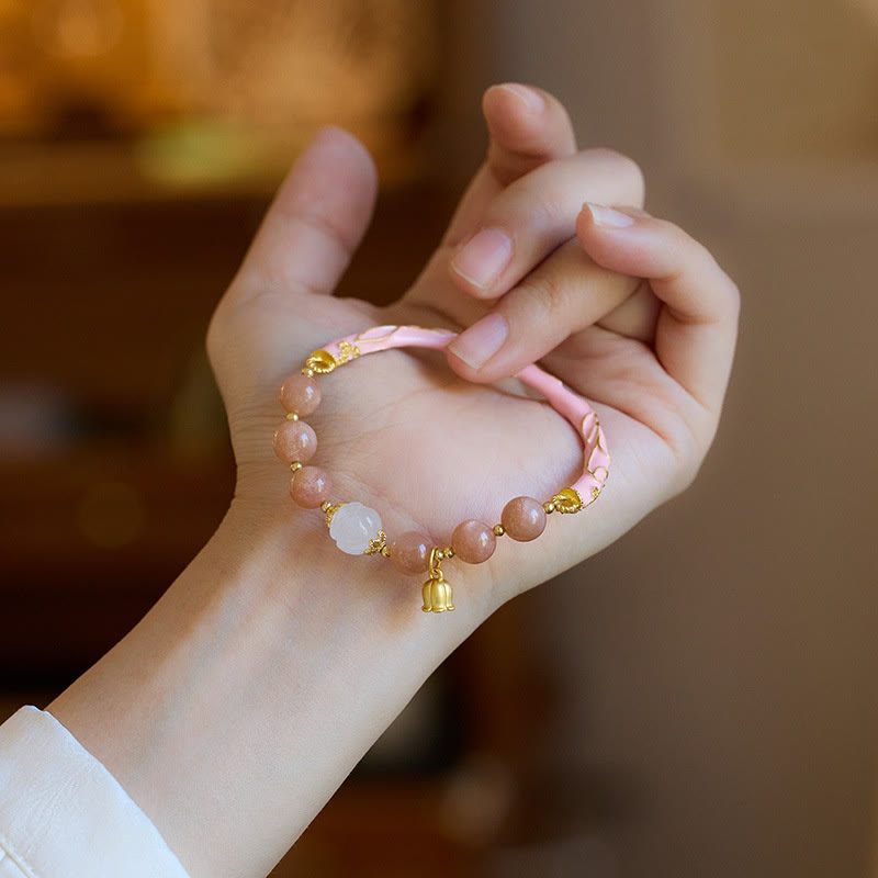 Pulsera brazalete con dije positivo de lirio de los valles y jade de seda dorada con piedra solar Mythstone 