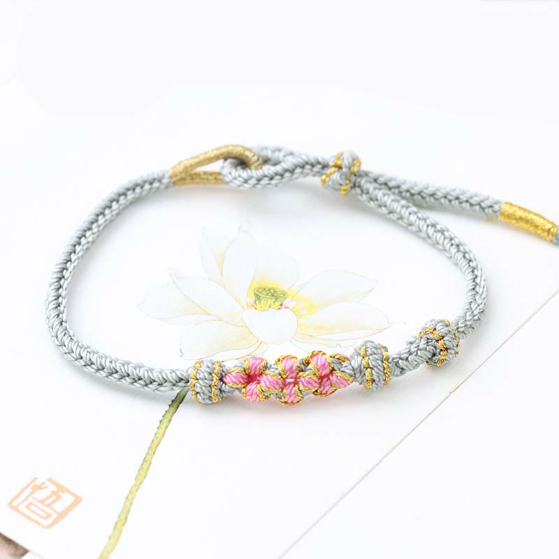 Pulsera trenzada de ocho hebras con tres flores de melocotón hecha a mano de Mythstone