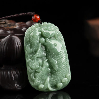 Colgante de jade natural con forma de pez koi y loto para la prosperidad y la riqueza