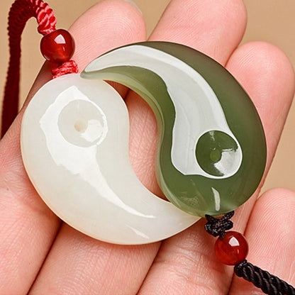 Collar con colgante de hilo con bendición de protección de jade blanco y jade cian y Yin Yang de Mythstone 