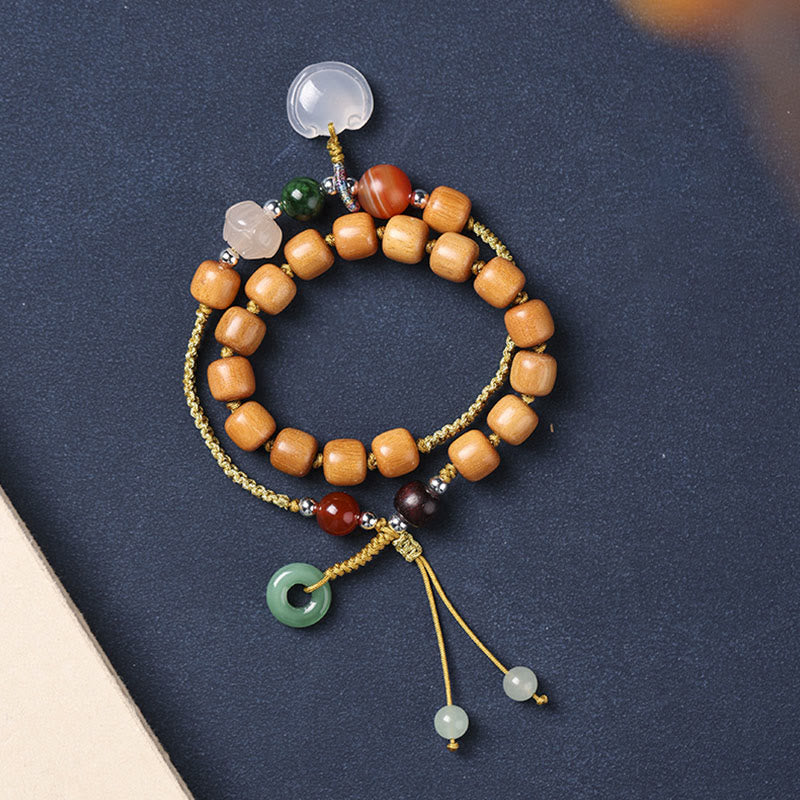 Pulsera de doble vuelta relajante con dije de paz y calcedonia y sándalo verde Mythstone