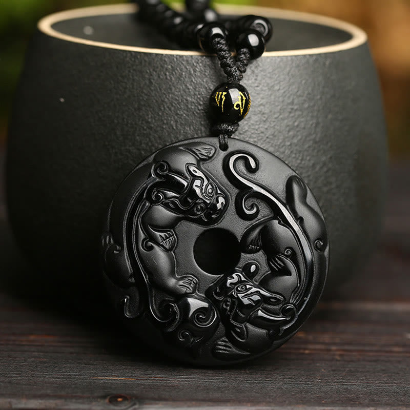 Collar con colgante de cuerda de cuentas de Pixiu con hebilla de paz de obsidiana negra natural de Mythstone 