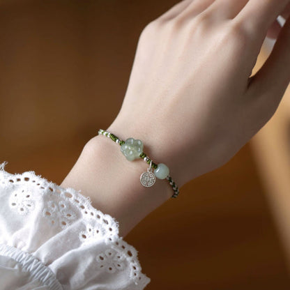 Pulsera trenzada de jade con flor de ciruelo hecha a mano Mythstone para la suerte y la prosperidad