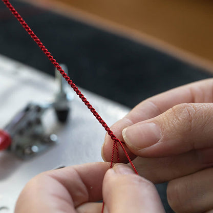 Pulsera tobillera con símbolo del infinito en oro de 14 quilates y hilo rojo con bendición de cinabrio de MythStone