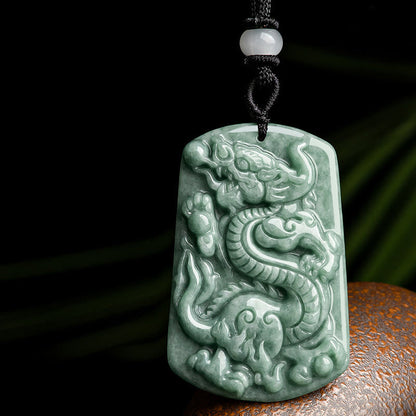 Collar con colgante de amuleto de éxito de jade del zodiaco chino del año del dragón de Mythstone 