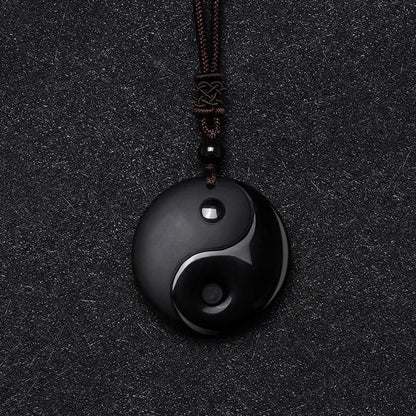 Colgante de collar Yin Yang de purificación tallado con mantra de nueve caracteres de las cinco montañas sagradas del taoísmo de obsidiana negra de Mythstone