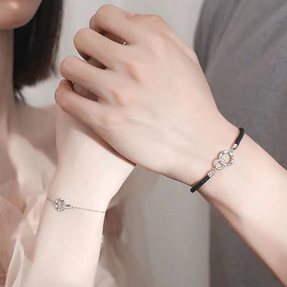 Pulsera de cadena curativa para parejas con diseño de círculos entrelazados con la palabra GUÁRMAME EN TU CORAZÓN de Mythstone