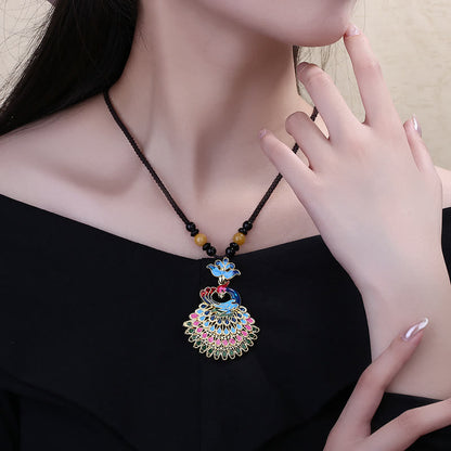 Collar con colgante de la suerte de ágata turquesa y ámbar con diseño de pavo real de Mythstone 