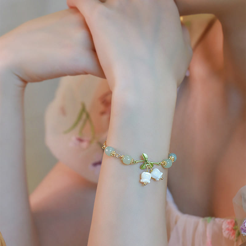 Pulsera de cadena de prosperidad con cuentas de jade verde y lirio de los valles Mythstone