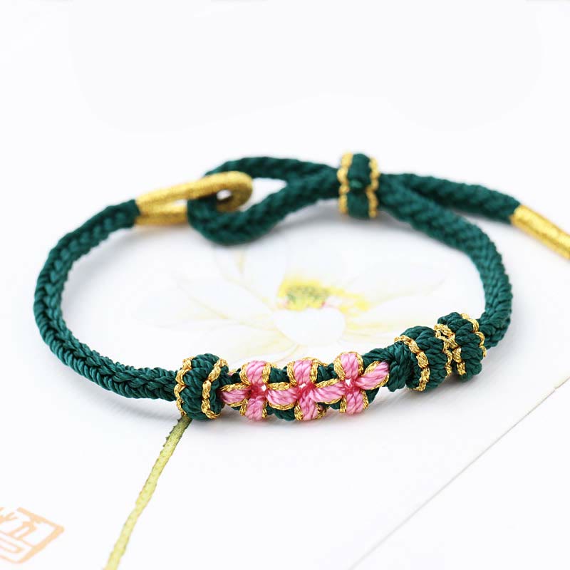 Pulsera trenzada de ocho hebras con tres flores de melocotón hecha a mano de Mythstone