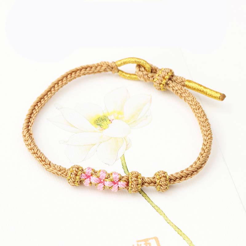 Pulsera trenzada de ocho hebras con tres flores de melocotón hecha a mano de Mythstone