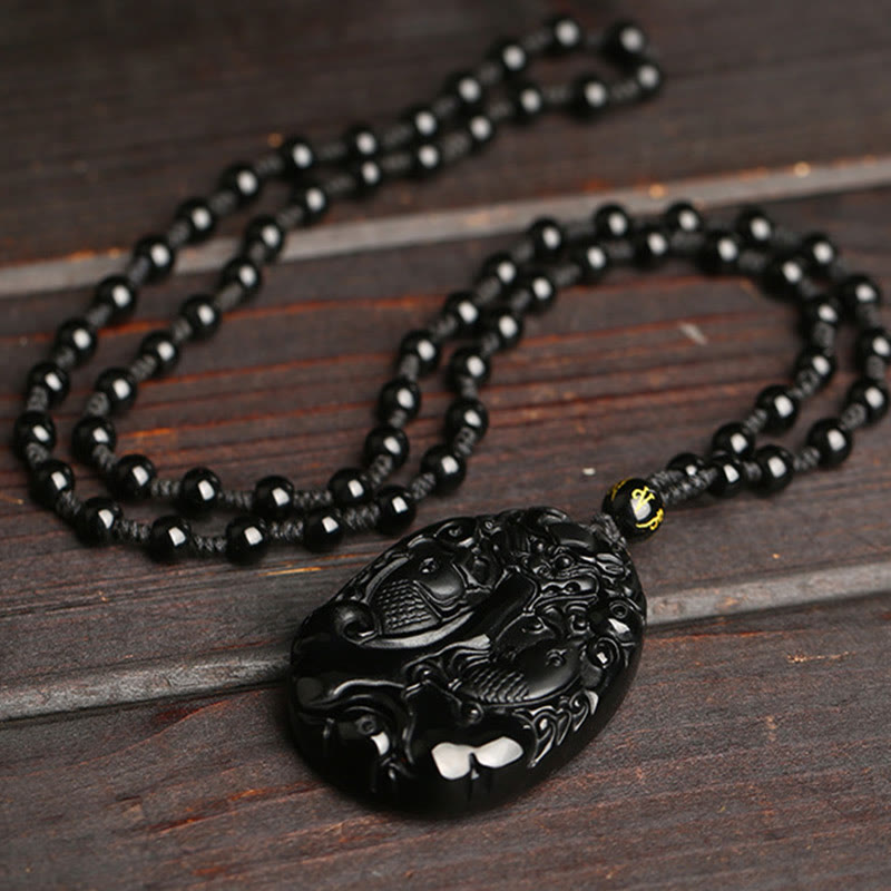 Collar con colgante de fuerza y ​​cumplimiento con cuentas de pez koi de obsidiana negra Mythstone 