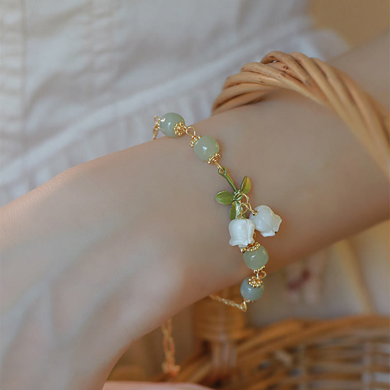 Pulsera de cadena de prosperidad con cuentas de jade verde y lirio de los valles Mythstone