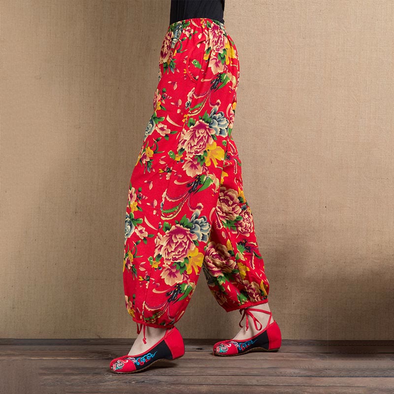 Pantalones harén con estampado de flores rojas y verdes de estilo étnico Mythstone y bolsillos 