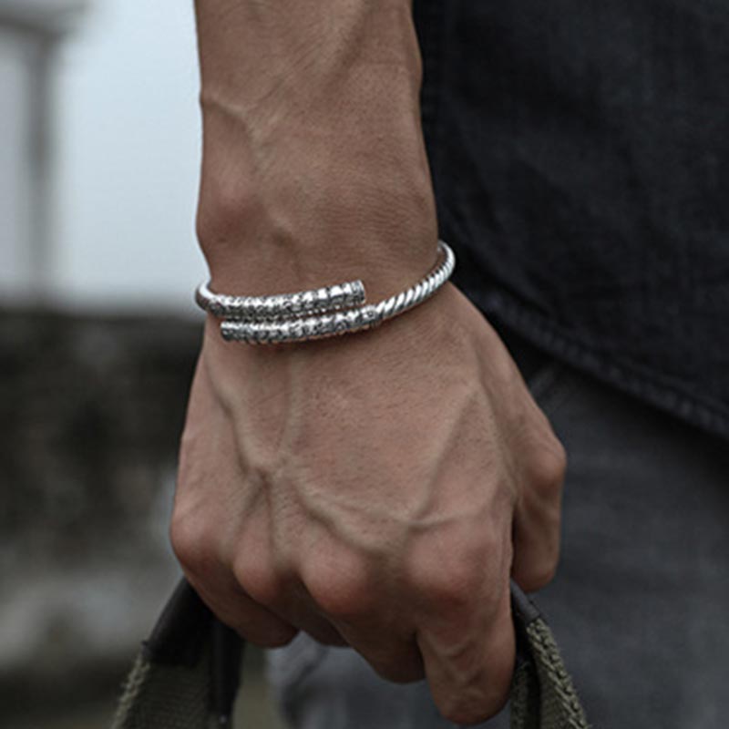 Pulsera con dijes de cobre blanco y sutra del corazón tibetano Mythstone 