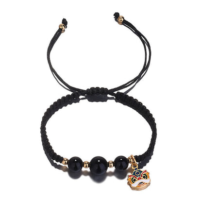 Pulsera de la suerte con león danzante y cuentas de ónix negro hecha a mano de Mythstone