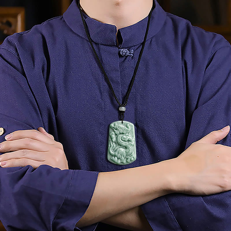 Collar con colgante de amuleto de éxito de jade del zodiaco chino del año del dragón de Mythstone 