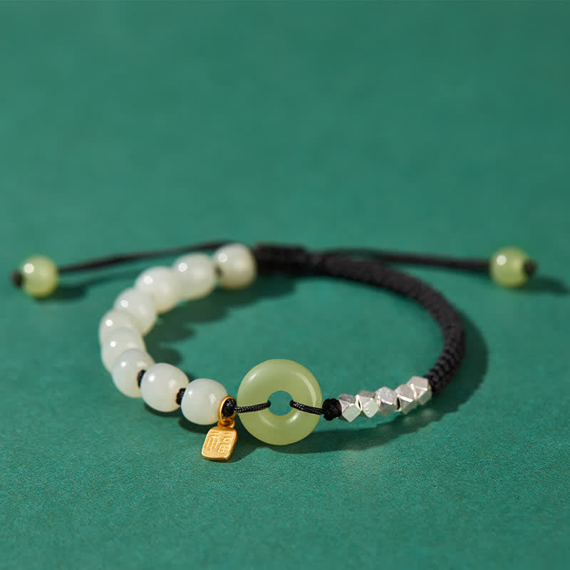 Pulsera con dijes de suerte y felicidad con hebilla de paz de jade hetiano en plata de ley 925 de Mythstone