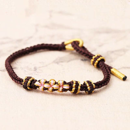 Pulsera trenzada de ocho hebras con tres flores de melocotón hecha a mano de Mythstone