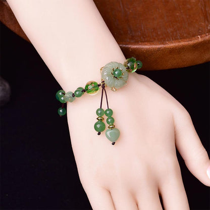 Pulsera de jade verde natural con flor colgante y suerte de Mythstone