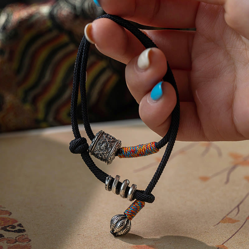 Pulsera de doble vuelta con amuleto tallado Om Mani Padme Hum tibetano de MythStone