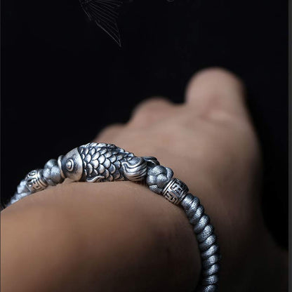 Pulsera trenzada de plata con pez koi de la suerte Mythstone