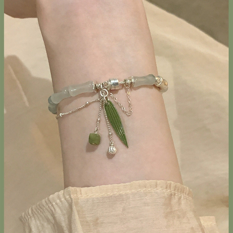 Pulsera con dije de linterna de hoja de bambú y jade blanco natural de plata esterlina 925 de Mythstone