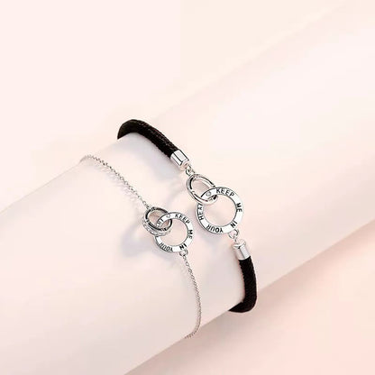 Pulsera de cadena curativa para parejas con diseño de círculos entrelazados con la palabra GUÁRMAME EN TU CORAZÓN de Mythstone