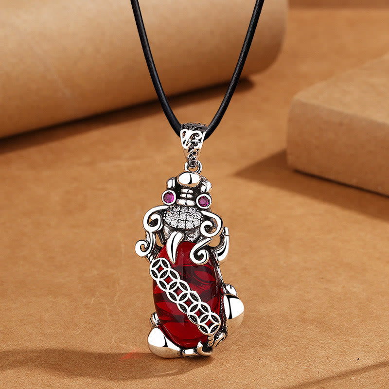 Colgante de collar con moneda de cobre y granate PiXiu de Mythstone para la suerte y la riqueza 